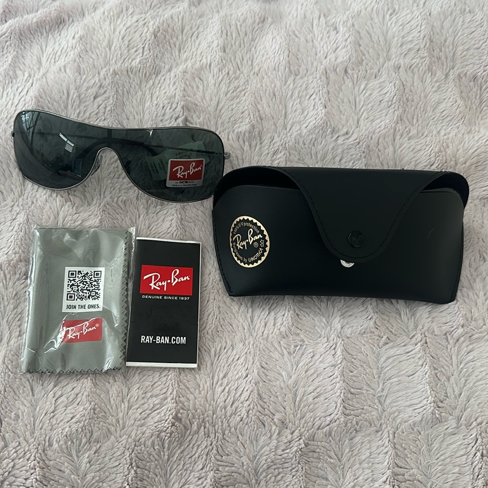 RAY- BAN SUNGLASSES. Brand New.